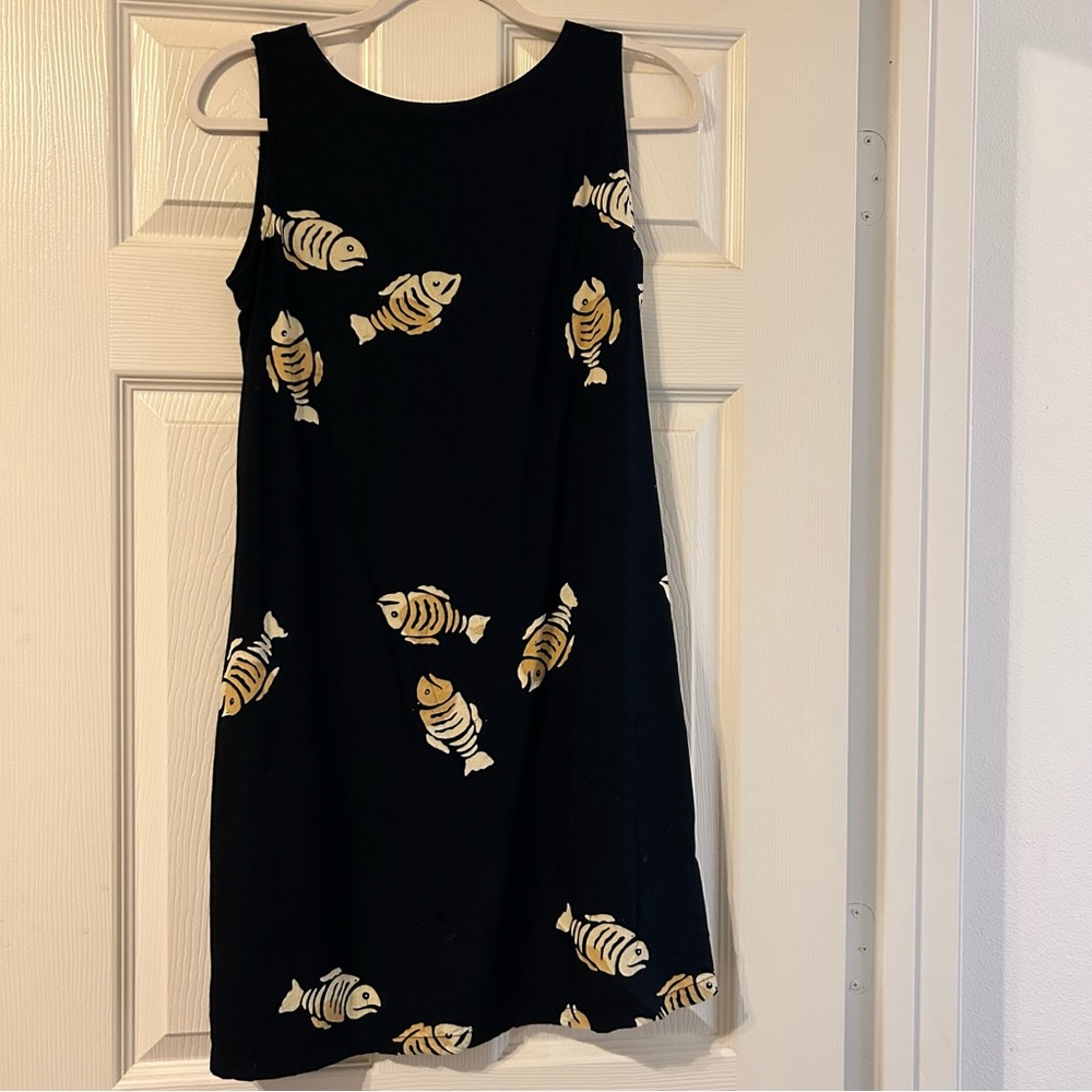 Chic Black Dress with Fish Design - Picture 2 of 6